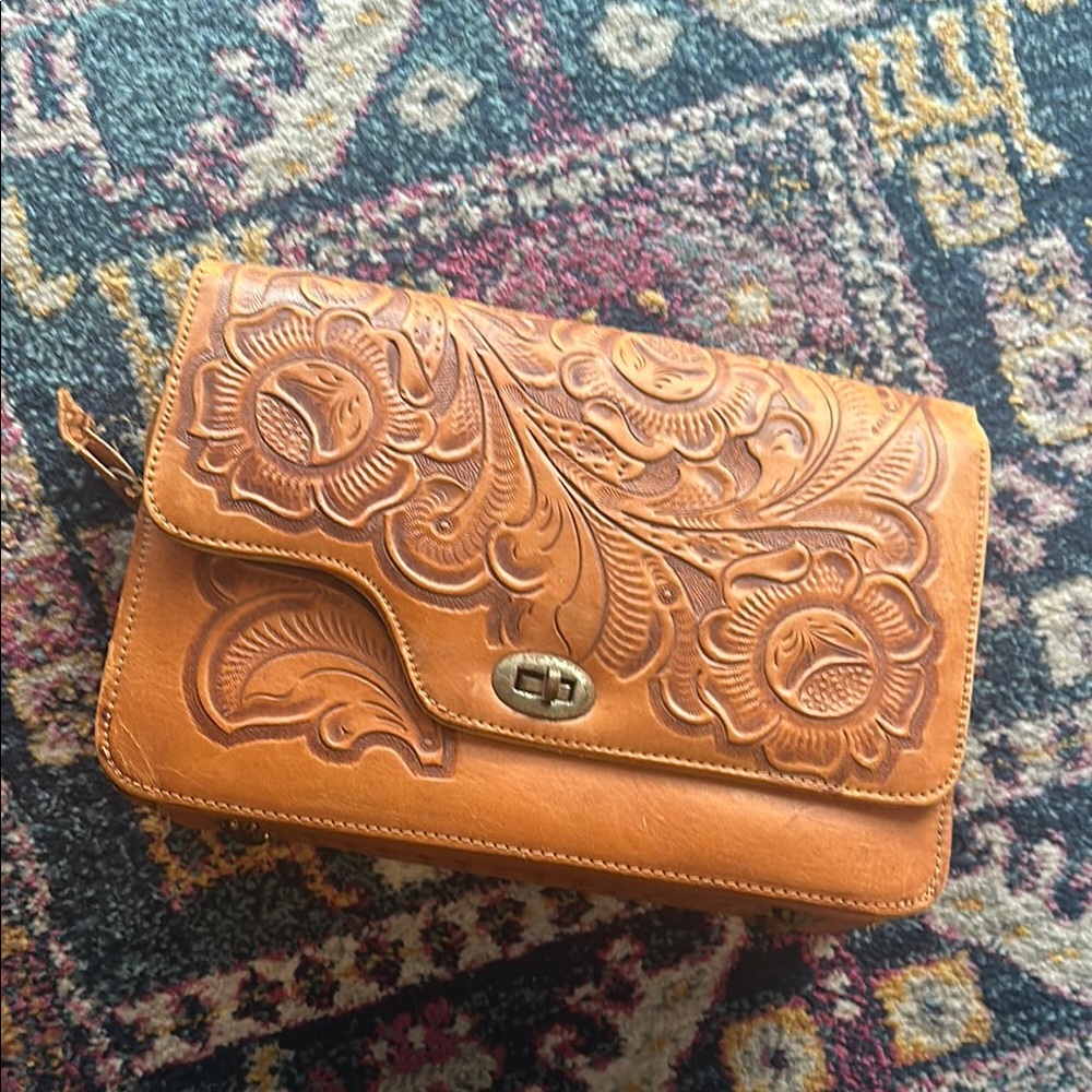 Vintage. Leather bag. Tan missing strap